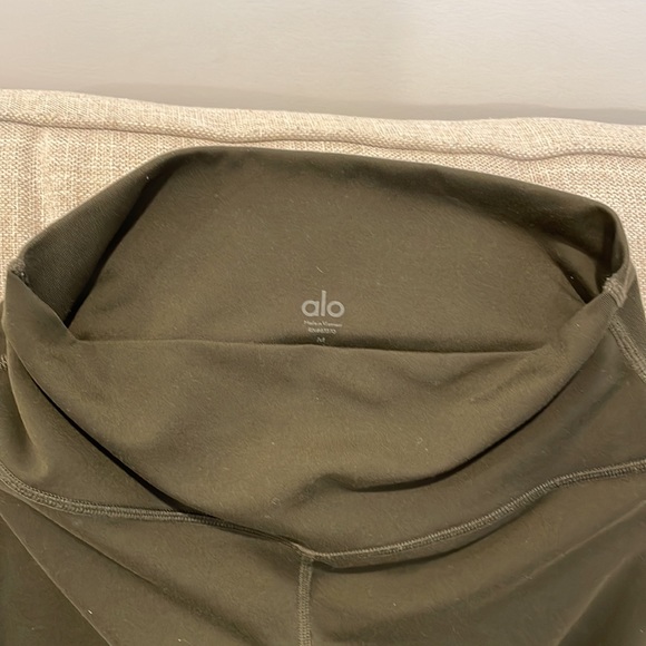 ALO Yoga pants - Picture 4 of 10